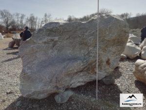 Огромный валун камень
