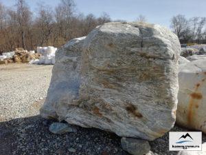 Огромный валун камень