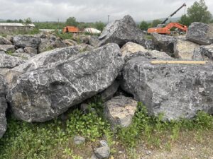 Валун мрамор черный до 5 тонн