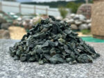 Зелёная гранитная галька фракции 5–10 мм крупным планом