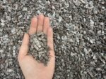 Серебряная сланцевая крошка фракции 5–10 мм рядом с измерительной линейкой