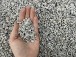 Серая гранитная крошка фракции 5–10 мм рядом с измерительной линейкой