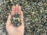 Зелёная крошка из змеевика фракции 5–10 мм в ладони