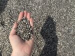 Сланцевая «Серебро» крошка фракции 2–5 мм крупным планом в руке