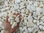 Белая плосковидная мрамор крошка фракция 20-40 мм