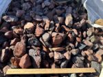 Кирпичного цвета крошка фракция 40-70 мм