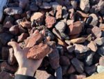 Кирпичного цвета крошка фракция 40-70 мм