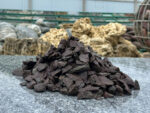 Фиолетовая мраморная крошка фракции 10–20 мм крупным планом